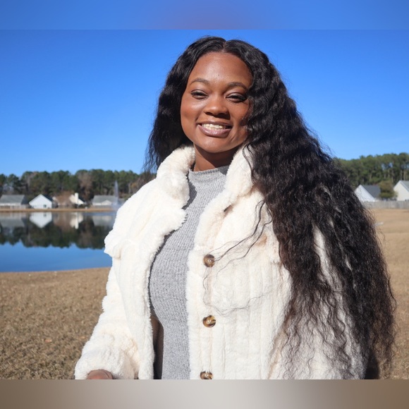 Meet Your Posher |Lola Green - Picture 3 of 3